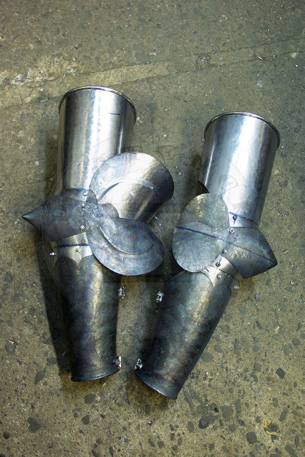 Pytowe osony rk druga poowa XV wieku w produkcji. W caoci wykonane ze stali redniowglowej./ Plate arm harness for second half of XV c. in production. Fully made from medium carbon steel.